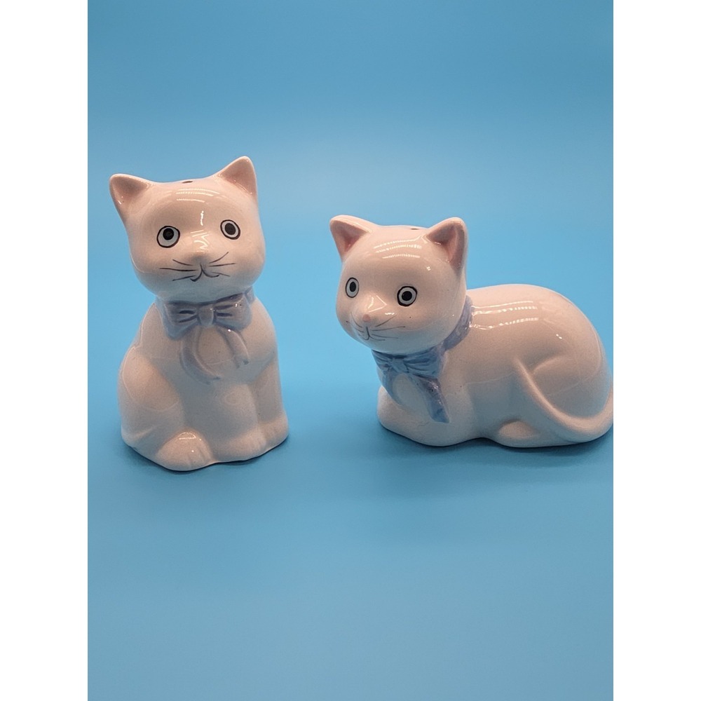 Vintage Ceramic White Cats Blue Bow Salt And Pepper Shaker Set